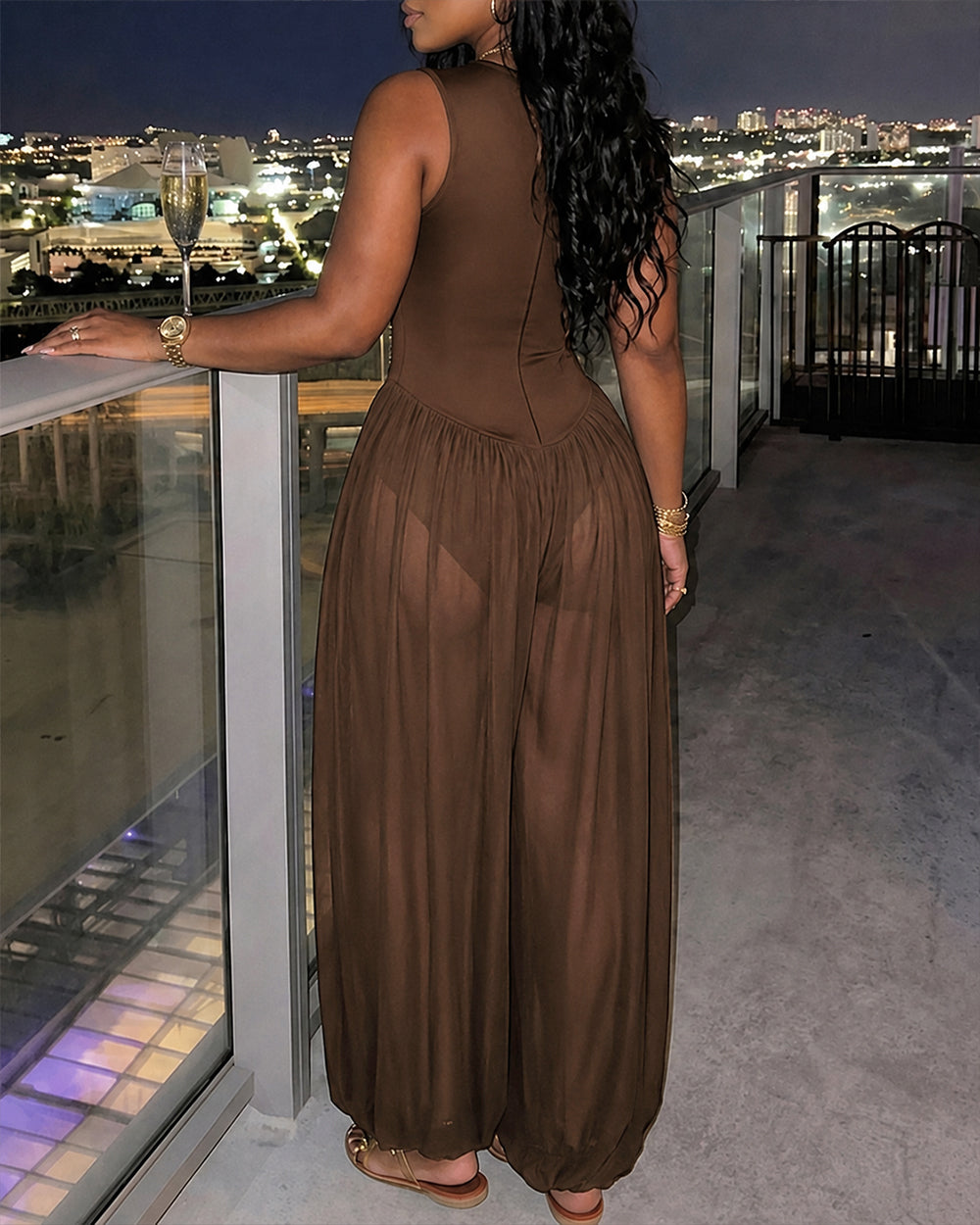 Combinaison femme sans manches avec strass, fentes, voile transparent et jambes lanterne